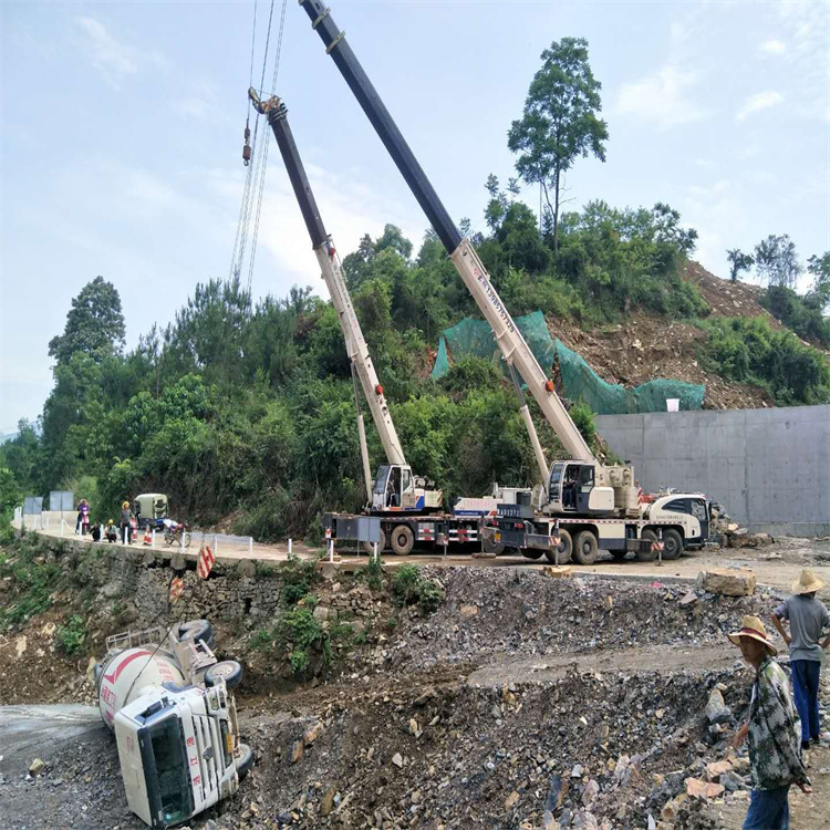 金湖县汽车掉沟里叫吊车救援要多少钱